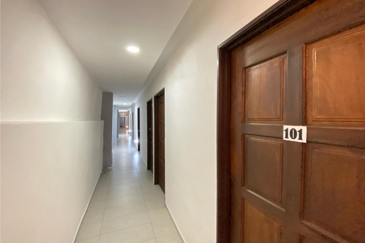 Spot On 90283 Twenty Seven Muntri Hotel Tanjung Bungah  Buitenkant foto